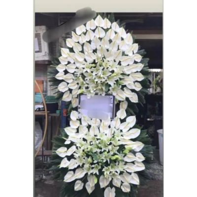 تاج گل ایستاده برای مراسم افتتاحیه فروشگاه در خیابان ولنجک 892