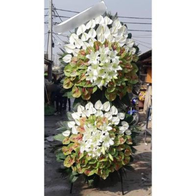 تاج گل چهار طبقه برای مراسم خاکسپاری در آرامستان امامزاده صالح 1005
