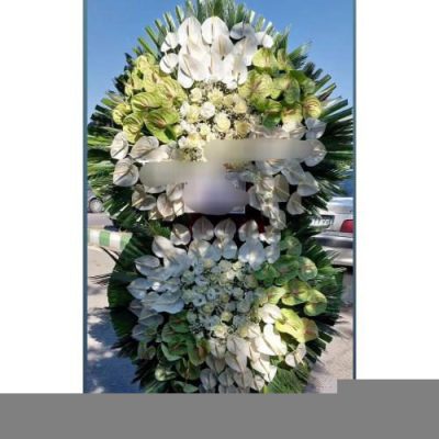 تاج گل یک طبقه برای مراسم یادبود در مسجد جامع خیابان پیروزی 767