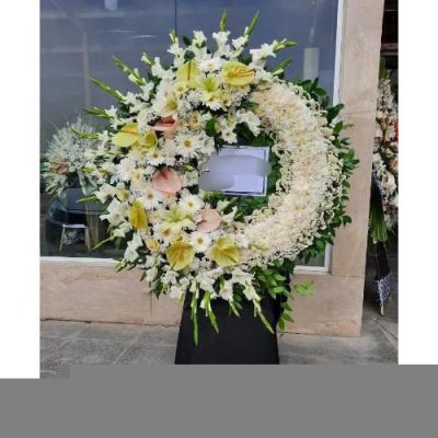تاج گل چهار طبقه برای مراسم خاکسپاری در آرامستان امامزاده طاهر1544