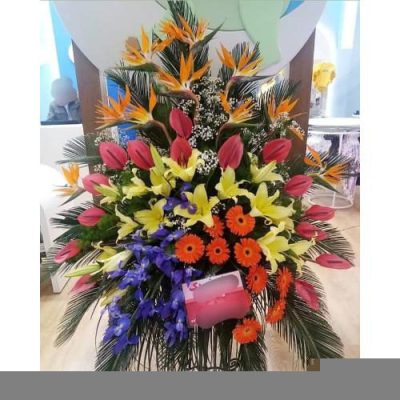 تاج گل برای افتتاحیه کارگاه‌های صنایع دستی1653