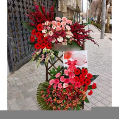 تاج گل برای افتتاحیه نمایشگاه‌های هنری 1692