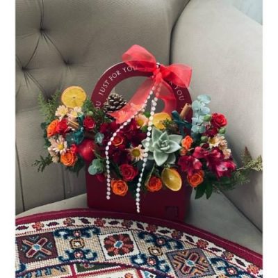 باکس گل شب یلدا با گل رز و گل داودی 4835