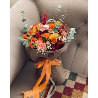 دسته گل شب یلدا با گل‌های شاداب و میوه‌های فصل 5016
