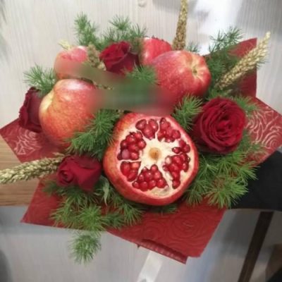 سبد گل شب یلدا با گل‌های رز مینیاتوری و گل‌های بهاری 5021