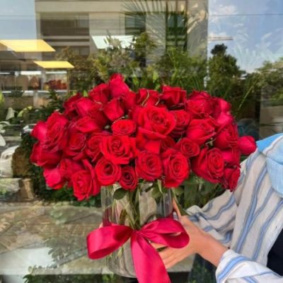 پکیج هدیه ولنتاین با گل‌های رز صورتی و یک جعبه شیک 5447