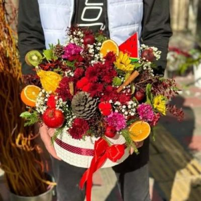 سبد گل شب یلدا با گل‌های نرگس و آجیل 5045