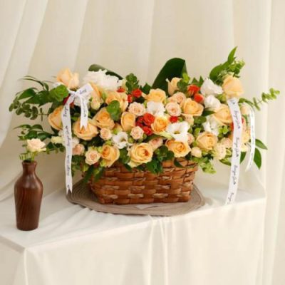 سبد گل گل عروس و رز قرمز برای روز مادر 4599