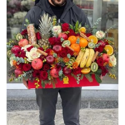 باکس گل شب یلدا با گل رز و لیسینتوس سفید 4821