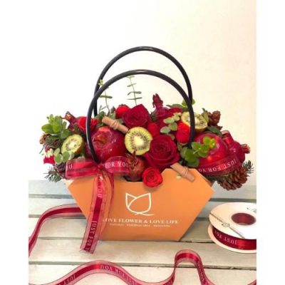 سبد گل شب یلدا برای دختر با گل‌های رز و نرگس 5063