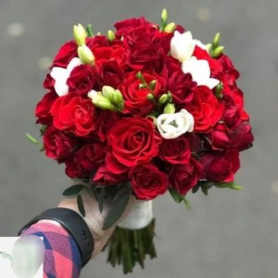 دسته گل عاشقانه با گل‌های رز و میخک 5337