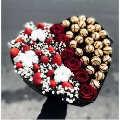 گل‌های شاخه‌ای همراه با سبد گل ولنتاین 5240