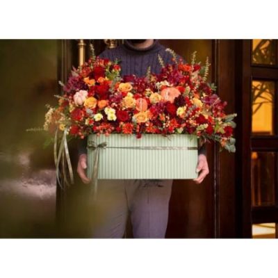 باکس گل شب یلدا با گل‌های نرگس و رز برای دختر 4884