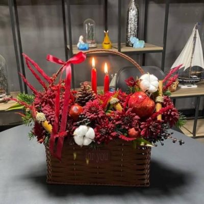 سبد گل شب یلدا برای همسر عزیز با گل‌های داودی و رز قرمز 5073