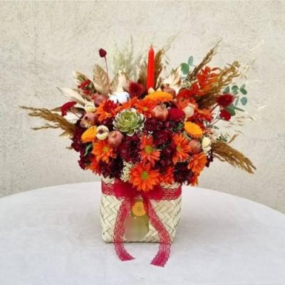 سبد گل شب یلدا برای عروس خانم با گل‌های مینیاتوری و رز قرمز 5064