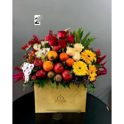 سبد گل شب یلدا برای هدیه به پدر با گل‌های نرگس و گل‌های رز 5096