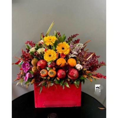 سبد گل شب یلدا با گل‌های نرگس و گل‌های لیسینتوس برای مادر 5095