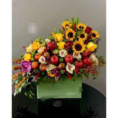 سبد گل شب یلدا با گل‌های رز و لیسینتوس برای مادر 5094