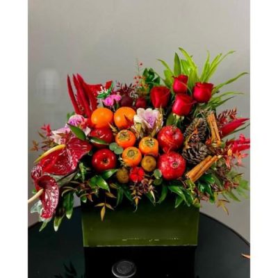 سبد گل شب یلدا با گل‌های رز قرمز و گل‌های لیسینتوس برای مادر 5088