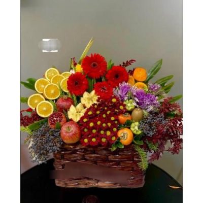 سبد گل شب یلدا برای مادر با گل‌های نرگس و گل داودی 5081