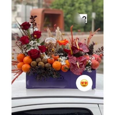 سبد گل شب یلدا با گل‌های لیسینتوس و رز سفید 5083