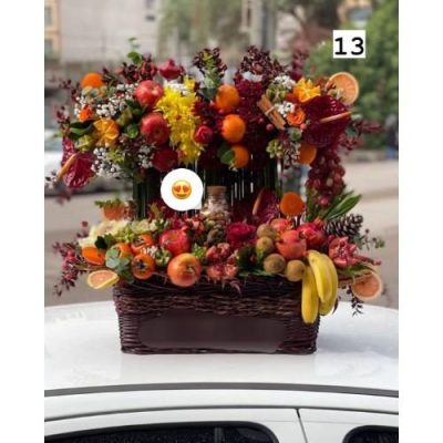سبد گل شب یلدا با گل‌های لیسینتوس و گل‌های سفید برای مادر 5085