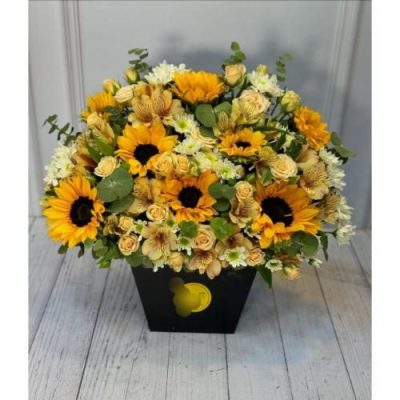 سبد گل شب یلدا برای هدیه به شوهر با گل‌های بهاری و رز 5090