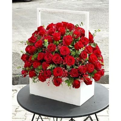 پک هدیه ولنتاین با گل‌های رز سفید و یک کیف شیک 5452