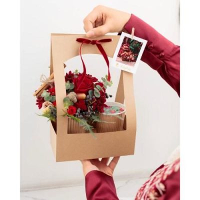 باکس گل شب یلدا با گل‌های لیسینتوس و گل رز 4870