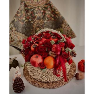 باکس گل شب یلدا برای هدیه به مادر با گل‌های رز و گل‌های شاداب 4927