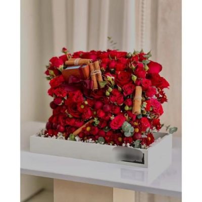 سبد گل شب یلدا برای همسر با گل‌های رز و لیسینتوس 5104