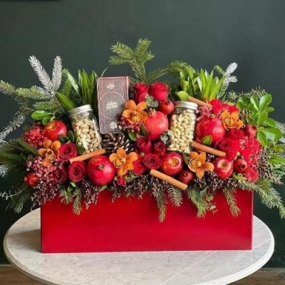 باکس گل شب یلدا برای هدیه به دختر با گل‌های نرگس و گل رز 4928