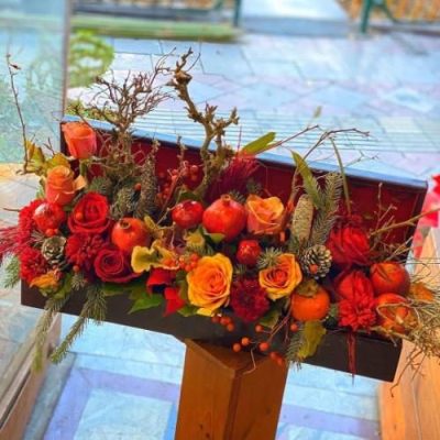 سبد گل شب یلدا برای هدیه به مادر با گل‌های رز و گل‌های نرگس 5100
