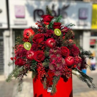 سبد گل شب یلدا برای هدیه به همسر با گل‌های رز و گل‌های بهاری 5101