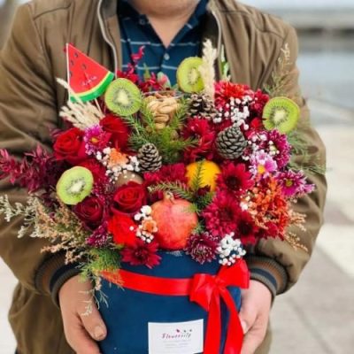 سبد گل شب یلدا برای شوهر با گل‌های رز و گل‌های مینیاتوری 5099