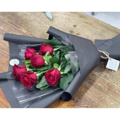 گل‌های شاخه‌ای با رزهای سفید و قرمز برای روز عشق 5325