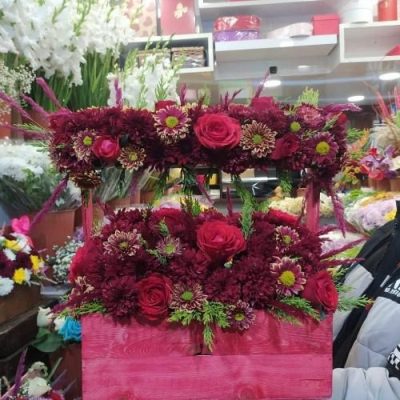 گل‌های رز سفید و آبی در طراحی معاصر و شیک 5300