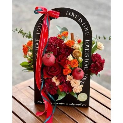 باکس گل شب یلدا با گل‌های رز و نرگس برای پسر 4917