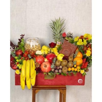 باکس گل شب یلدا برای شوهر با گل‌های رز قرمز و گل‌های داودی 4926