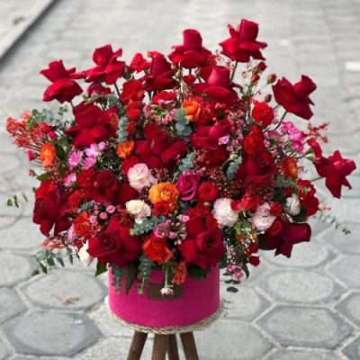 سبد گل شب یلدا با گل‌های رز و گل‌های بهاری برای دختر 5098