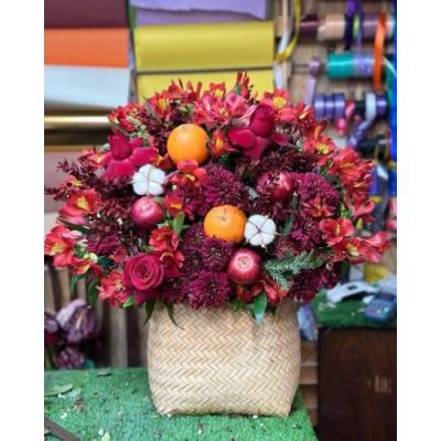 باکس گل شب یلدا برای دختر با گل‌های بهاری و میوه‌های فصل 4908