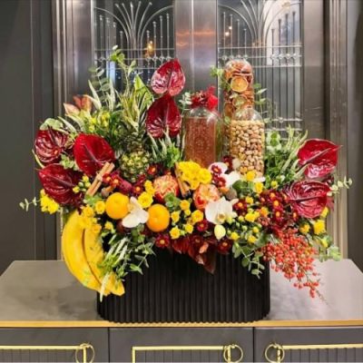 باکس گل شب یلدا برای هدیه به همسر با گل‌های رنگارنگ و میوه 4907