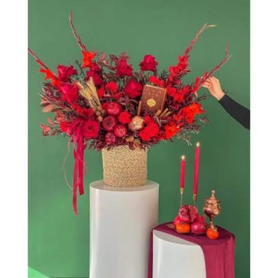 باکس گل شب یلدا برای دختر با گل‌های مینیاتوری و گل رز 4910