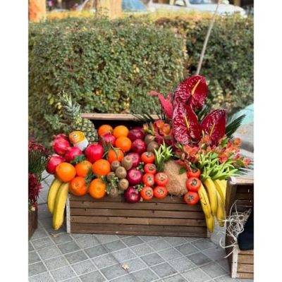 باکس گل شب یلدا برای هدیه به شوهر با گل‌های رز و آجیل 4906
