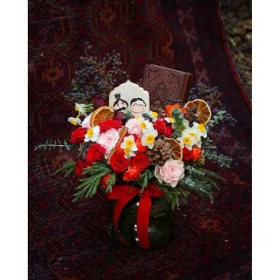 باکس گل شب یلدا برای شوهر با گل‌های داودی و آجیل 4899