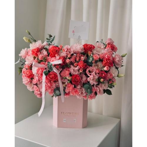 hannaflower.باکس گل داودی رنگارنگ برای روز زن 4392 باکس گل داودی رنگارنگ برای روز زن 4392