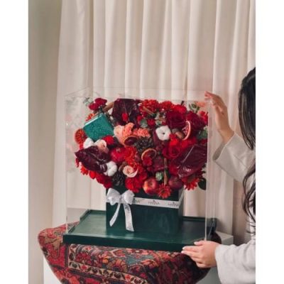 باکس گل شب یلدا برای دختر با گل‌های رز و گل‌های مینیاتوری 4903