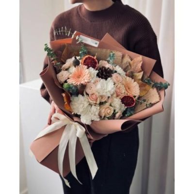 باکس گل شب یلدا برای شوهر با گل‌های نرگس و رز 4901