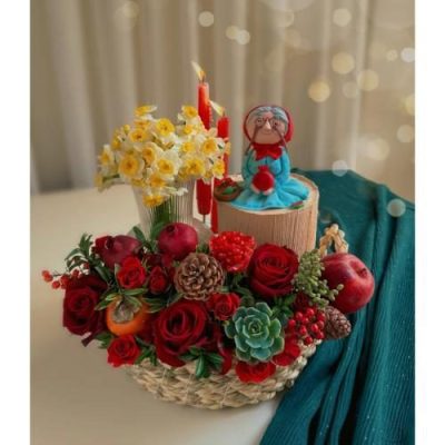 باکس گل شب یلدا برای عروس با گل‌های مینیاتوری و رز 4892