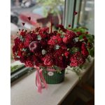 باکس گل شب یلدا برای دختر با گل‌های شاداب و رنگارنگ 4891